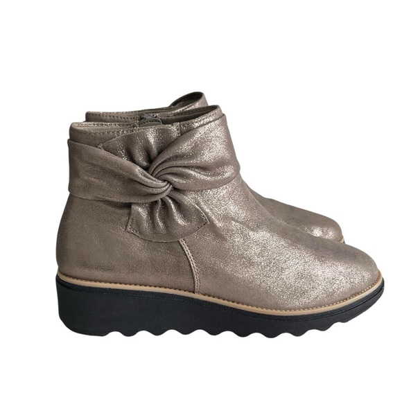 Clarks Sharon Salon Pewter Metallic Ankle Bbots Women’s Size 8W Bow Casual - Picture 2 of 10
